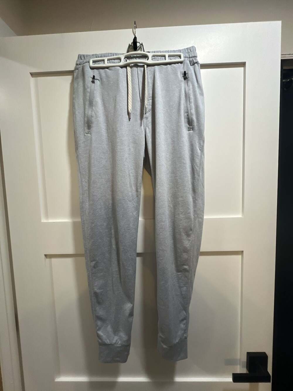 Vuori Men's Ponto Performance Jogger in Platinum Heather